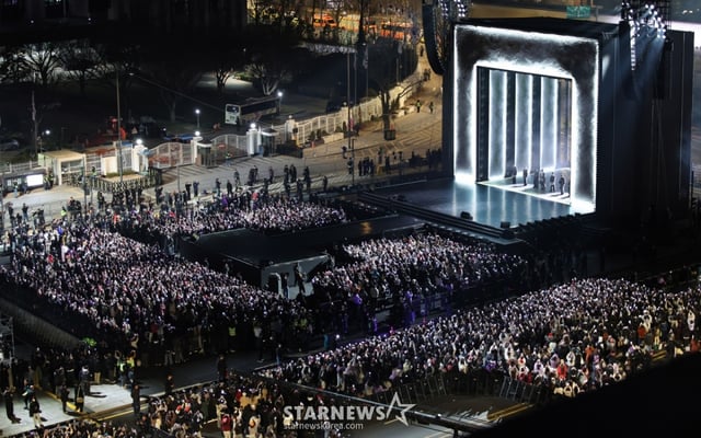 (서울=뉴스1) 사진공동취재단 = 방탄소년단(BTS)이 21일 오후 서울 광화문 광장에서 정규 5집 '아리랑(ARIRANG)' 앨범 발매를 기념해 마련된 컴백 무대에 등장하고 있다. 2026.3.21/뉴스1 Copyright © 뉴스1. All rights reserved. 무단 전재 및 재배포, AI학습 이용 금지. /사진=(서울=뉴스1) 사진공동취재단