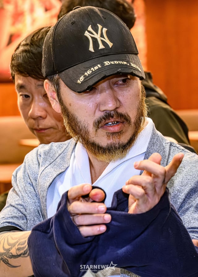 [인천공항=뉴시스] 정병혁 기자 = 필리핀에서 이른바 '전세계'라는 활동명으로 마약을 유통했던 박왕열이 25일 인천국제공항 제2터미널을 통해 송환되고 있다. (공동취재) 2026.03.25. photo@newsis.com 
