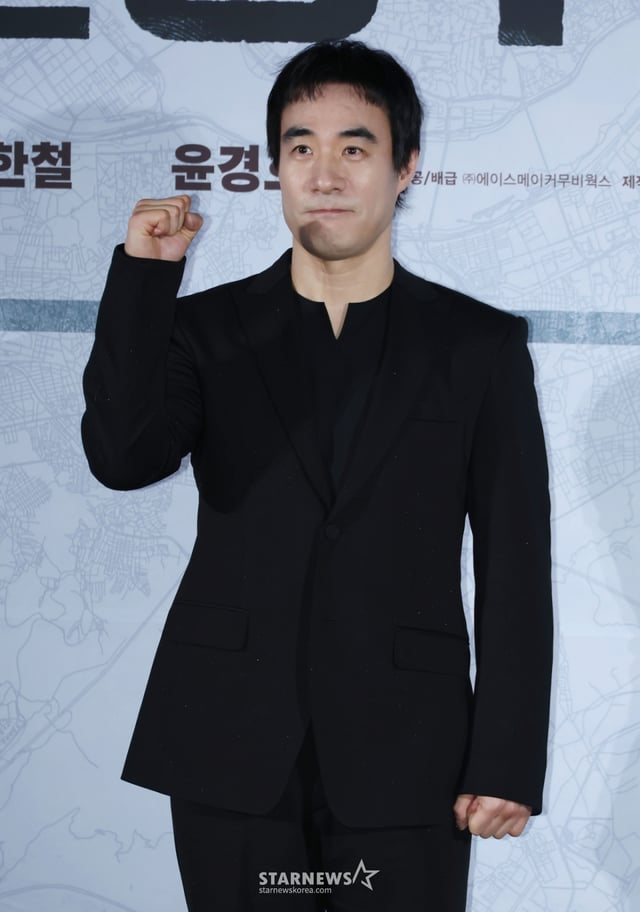 배우 배성우가 9일 오전 서울 CGV용산아이파크몰에서 진행된 영화 '끝장수사'(감독 박철환) 제작발표회에 참석해 포즈를 취하고 있다. 두 명의 용의자가 얽힌 살인사건의 진범을 잡기 위해, 촌구석으로 좌천된 형사 재혁이 신입형사 중호와 서울로 끝장수사를 떠나면서 벌어지는 이야기 '끝장수사'는 내달 2일 개봉한다. /2026.03.09 /사진=이동훈 photoguy@