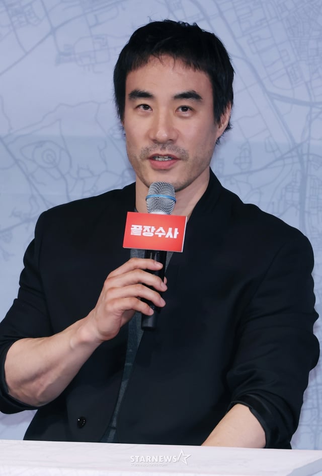 배우 배성우가 25일 오후 서울 CGV용산아이파크몰에서 진행된 영화 '끝장수사'(감독 박철환) 언론배급시사회 및 기자간담회에 첨석해 질문에 답하고 있다. /2026.03.25 /사진=이동훈 photoguy@