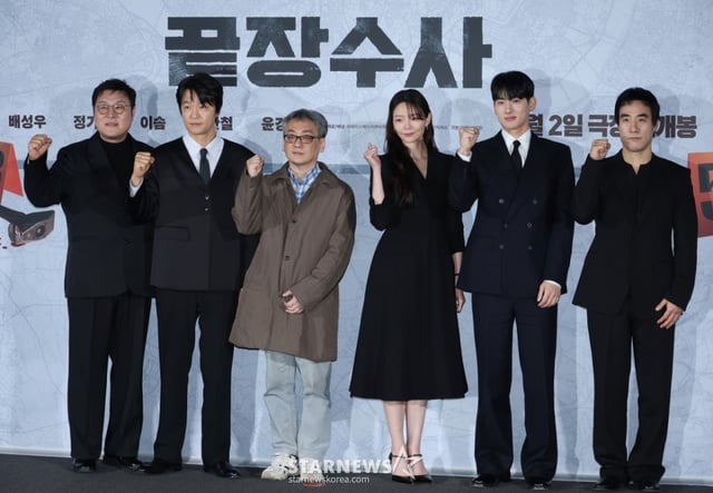배우 윤경호, 조현철, 박철환 감독, 배우 이솜, 정가람, 배성우가 9일 오전 서울 CGV용산아이파크몰에서 진행된 영화 '끝장수사'(감독 박철환) 제작발표회에 참석해 포즈를 취하고 있다.  두 명의 용의자가 얽힌 살인사건의 진범을 잡기 위해, 촌구석으로 좌천된 형사 재혁이 신입형사 중호와 서울로 끝장수사를 떠나면서 벌어지는 이야기 '끝장수사'는 내달 2일 개봉한다. /2026.03.09 /사진=이동훈 photoguy@