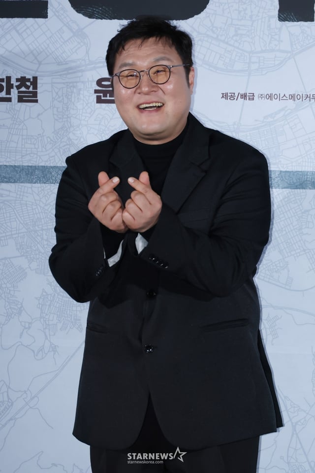 배우 윤경호가 9일 오전 서울 CGV용산아이파크몰에서 진행된 영화 '끝장수사'(감독 박철환) 제작발표회에 참석해 포즈를 취하고 있다.  두 명의 용의자가 얽힌 살인사건의 진범을 잡기 위해, 촌구석으로 좌천된 형사 재혁이 신입형사 중호와 서울로 끝장수사를 떠나면서 벌어지는 이야기 '끝장수사'는 내달 2일 개봉한다. /2026.03.09 /사진=이동훈 photoguy@