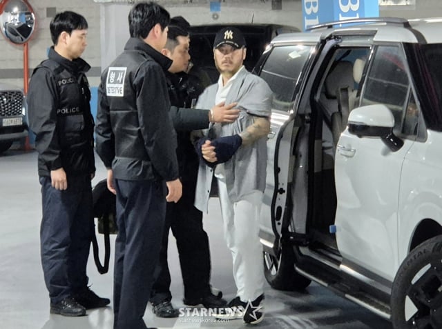 (의정부=뉴스1) 양희문 기자 = 필리핀에서 복역 중이던 이른바 '마약왕' 박왕열(48)이 25일 한국으로 송환된 뒤 관할 수사 기관인 의정부 경기북부경찰청으로 이송되고 있다. 2026.3.25/뉴스1 Copyright © 뉴스1. All rights reserved. 무단 전재 및 재배포, AI학습 이용 금지. /사진=(의정부=뉴스1) 양희문 기자