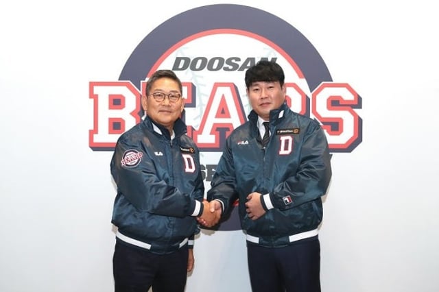 양의지가 2022년 11월 FA 계약을 한 뒤 전풍 두산 대표이사와 기념 촬영하고 있다. /사진=두산 베어스