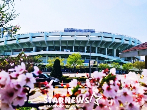 Jamsil Baseball Stadium in Seoul. /Photo = Reporter Kim Woo-jong