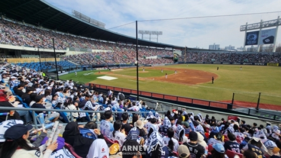The 2026 Shinhan SOL Bank KBO League exhibition game Doosan Bears vs KIA Tigers was held at Jamsil Baseball Stadium in Seoul on the 22nd. Baseball fans who filled the stadium are cheering and enjoying the game. /Photo = Senior Reporter Kim Jin-kyung