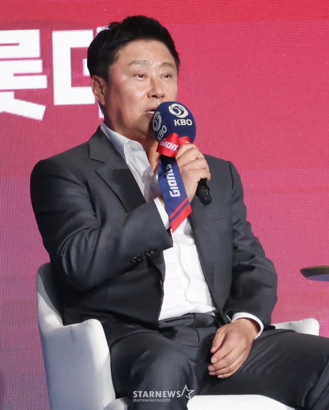 김태형 롯데 자이언츠 감독이 26일 서울 잠실 롯데호텔 월드에서 열린 '2026 신한 SOL KBO 리그 미디어데이&팬페스트'에서 시즌 출사표를 밝히고 있다. /사진=김진경 대기자