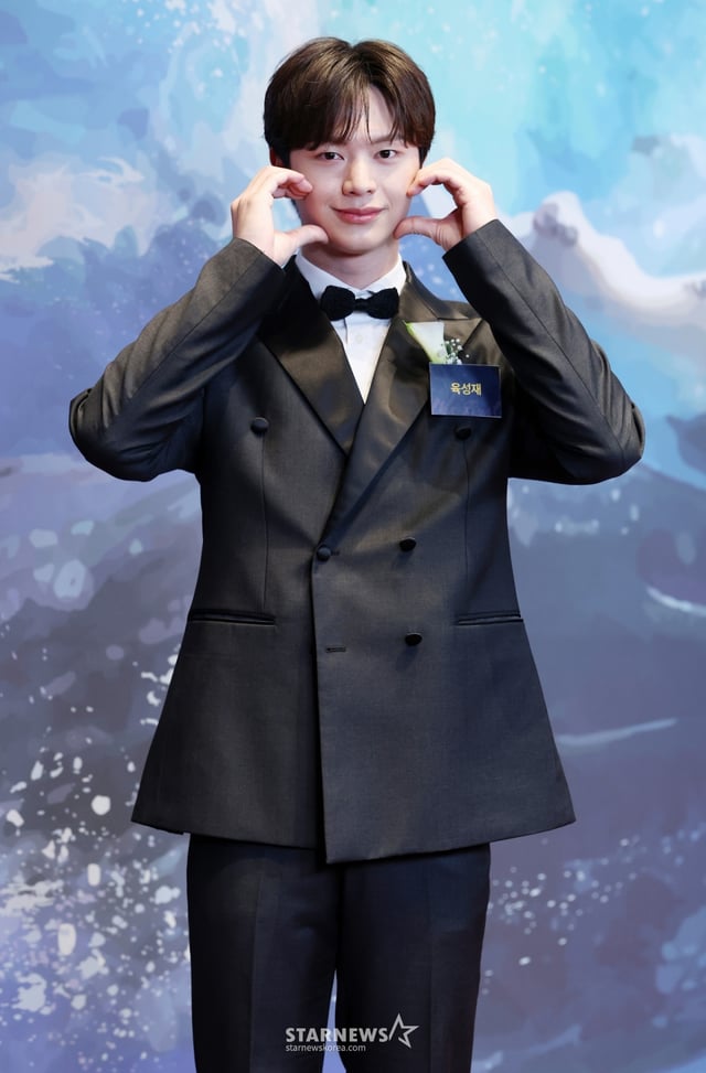 배우 육성재가 6일 서울 중구 신라호텔에서 진행된 '2026 대한민국 퍼스트브랜드 대상' 포토월에 참석해 포즈를 취하고 있다. /2026.01.06 /사진=김휘선 hwijpg@