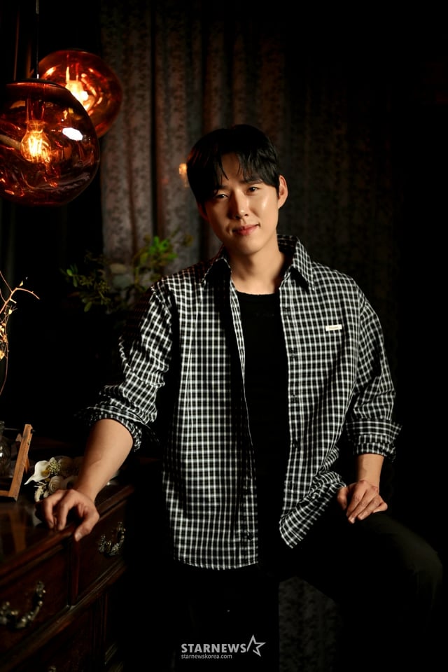 뮤지컬 '여명의 눈동자'의 배우 백성현이 26일 진행된 인터뷰를 위해 포즈를 취하고 있다. /사진제공=MUMW 2026.03.26 /사진=이동훈 photoguy@