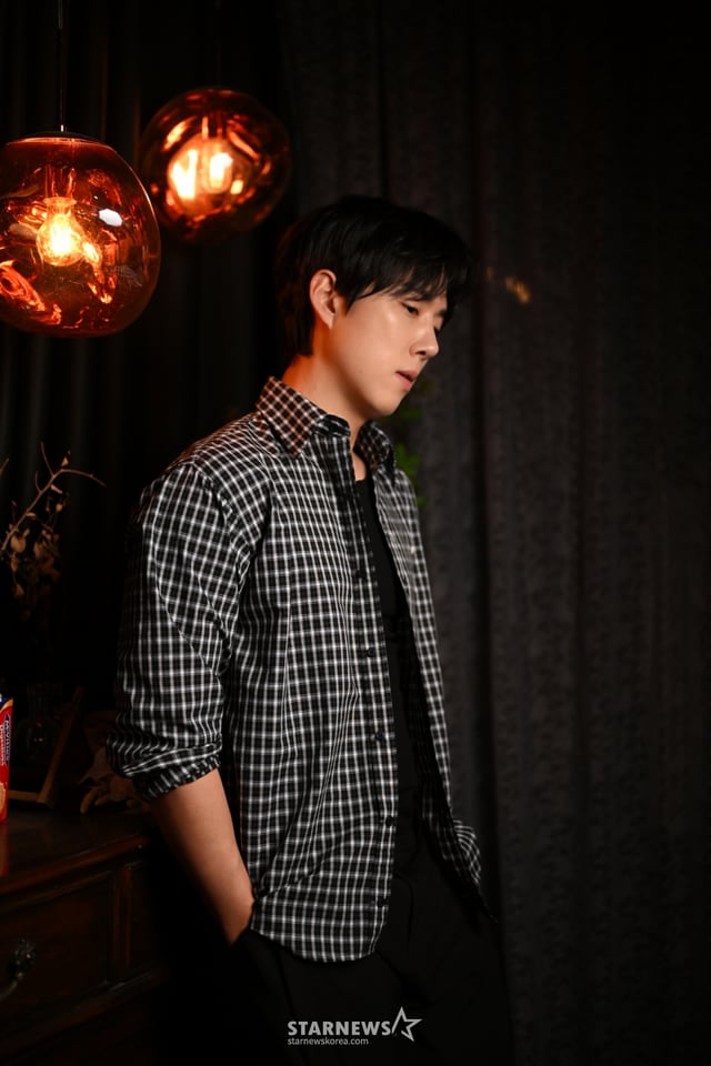 뮤지컬 '여명의 눈동자'의 배우 백성현이 26일 진행된 인터뷰를 위해 포즈를 취하고 있다. /사진제공=MUMW 2026.03.26 /사진=이동훈 photoguy@