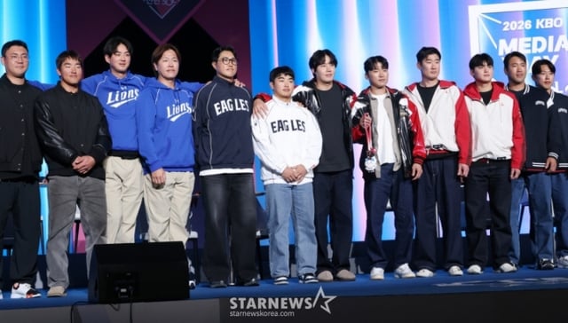 The "2026 Shinhan SOL KBO League Media Day & Fanfest" was held at Lotte Hotel World in Jamsil, Seoul on the 26th. Players from 10 clubs are posing. Head coaches and representative players from 10 clubs attended, including LG Park Hae-min, Lim Chan-kyu, Hanwha Chae Eun-sung and Moon Hyun-bin, SSG Oh Tae-gon and Cho Byung-hyun, Samsung Koo Ja-wook, Kang Min-ho, NC Park Min-woo and Kim Joo-won, KT Jang Sung-woo, Ahn Hyun-min, Lotte Jeon Joon-woo and Jeon Min-jae, KIA Na Sung-beom and Yang Hyun-jong, Doosan Yang Eui-ji and Kwak Bin, Kiwoom Lim Ji-yeol and Ha Young-min. /Photo = Senior Reporter Kim Jin-kyung