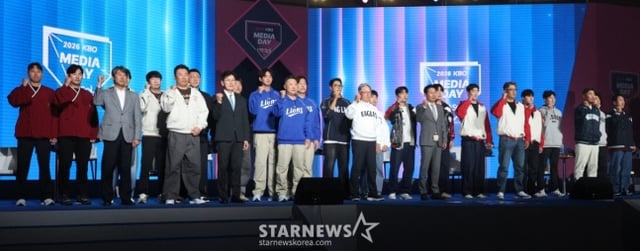 The "2026 Shinhan SOL KBO League Media Day & Fanfest" was held at Lotte Hotel World in Jamsil, Seoul on the 26th. The coaches and players of the 10 clubs are having photo time. Head coaches and representative players from 10 clubs attended, including LG Park Hae-min, Lim Chan-kyu, Hanwha Chae Eun-sung and Moon Hyun-bin, SSG Oh Tae-gon and Cho Byung-hyun, Samsung Koo Ja-wook, Kang Min-ho, NC Park Min-woo and Kim Joo-won, KT Jang Sung-woo, Ahn Hyun-min, Lotte Jeon Joon-woo and Jeon Min-jae, KIA Na Sung-beom and Yang Hyun-jong, Doosan Yang Eui-ji and Kwak Bin, Kiwoom Lim Ji-yeol and Ha Young-min. /Photo = Senior Reporter Kim Jin-kyung