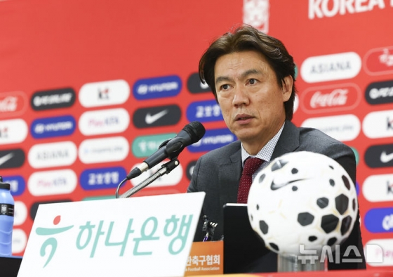 홍명보 감독이 16일 오후 2시 충남 천안 코리아풋볼파크에서 기자회견을 열고 3월 유럽 원정 평가전(코트디부아르·오스트리아)에 나설 국가대표팀 명단 발표 기자회견 중 질문에 답하고 있다. /사진=뉴시스