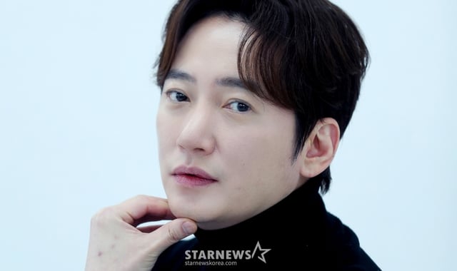 俳優のイ·サンボが10日、ソウル龍山区のロロエンターテインメントで行われたKBS2TVの連続ドラマ「優雅な帝国」関連インタビューに先立ってポーズを取っている。 李相補は劇中でナ·スンピル役を演じた。 ナ·スンピルはチャン·ギユン(イ·シガン扮)と対立する役で、復讐心一つで耐えてきた人だ。 しかし、ジャクリーン·テイラー(ソン·ソンユン扮)のために犠牲になり、残念な結末を迎えることになる。 /写真=キム·チャンヒョン