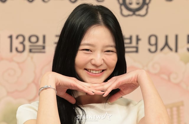 (서울=뉴스1) 권현진 기자 = 배우 이솜이 11일 서울 양천구 목동 SBS에서 열린 새 금토드라마 '신이랑 법률사무소'(극본 김가영, 강철규/ 연출 신중훈) 제작발표회에 참석해 포즈를 취하고 있다. '신이랑 법률사무소'는 망자의 한을 통쾌하게 풀어주는 '신들린 변호사' 신이랑(유연석 분)과 승소에 모든 것을 건 '냉혈 엘리트 변호사' 한나현(이솜 분)의 기묘하고도 따뜻한 한풀이 어드벤처를 그린 드라마다. 2026.3.11/뉴스1 Copyright © 뉴스1. All rights reserved. 무단 전재 및 재배포, AI학습 이용 금지. /사진=(서울=뉴스1) 권현진 기자