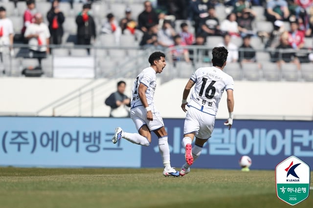 페신(왼쪽)이 28일 오후 2시 용인 미르스타디움에서 열린 하나은행 K리그2 2026 5라운드 용인FC전에서 선제골을 터트리고 포효하고 있다. /사진=한국프로축구연맹 제공