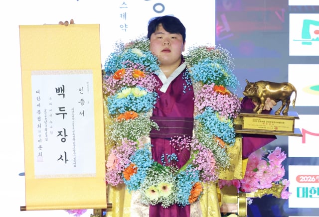 김민재(영암군민속씨름단)가 장사꽃가마를 타고 장사인증서와 황소트로피를 들고 기념사진을 찍고 있다. /사진=대한씨름협회 제공