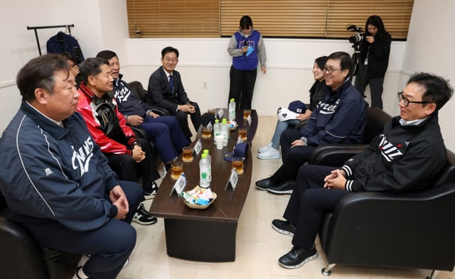최휘영 문화체육관광부 장관이 28일 서울 송파구 잠실야구장에서 열린 '2026 신한 SOL KBO리그 공식 개막전'에 참석해 허구연 한국야구위원회(KBO) 총재, 김인석 LG트윈스 대표이사 등과 간담회를 갖고 프로야구의 지속 성장을 위한 다양한 과제에 대해 논의 하고 있다. /사진=문화체육관광부 제공