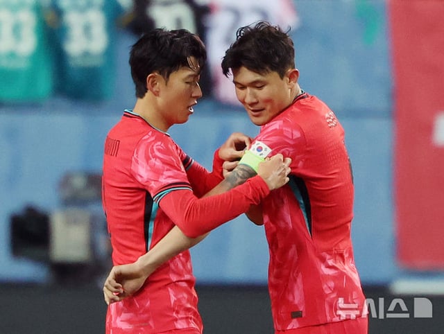 Son Heung-min (left) and Kim Min-jae./Photo = Newsis
