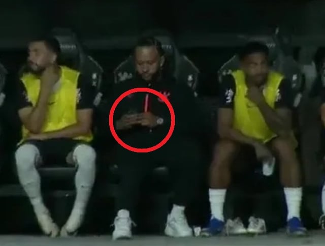 試合中、スマートフォンを見ているメンフィス·デパイの姿。 /写真=ザサン 仕上げ