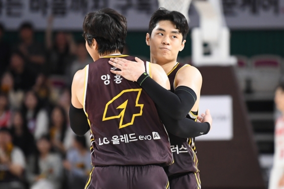 창원LG 양홍석과 유기상이 포옹하고 있다. /사진=KBL 제공