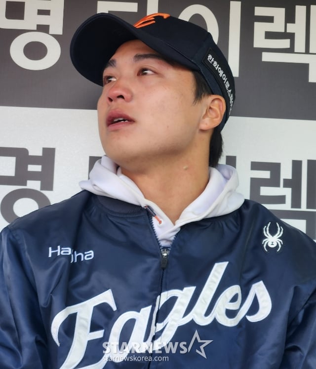 한화 이글스 왕옌청이 29일 키움 히어로즈와 2026 신한 SOL KBO리그 홈경기에서 승리를 따낸 뒤 취재진과 인터뷰에서 눈물을 흘리고 있다. /사진=안호근 기자