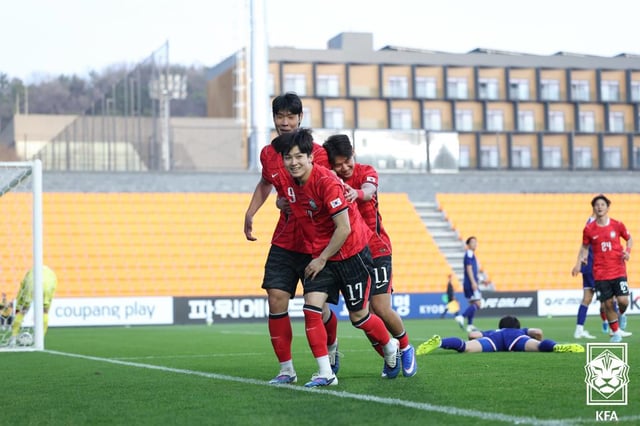 대한민국 U-23 축구대표팀 이영준(맨 왼쪽)이 29일 충남 천안 코리아풋볼파크에서 열린 일본 U-21 축구대표팀과 비공개 연습경기에서 골을 넣은 뒤 양민혁 등과 기뻐하고 있다. /사진=대한축구협회 제공