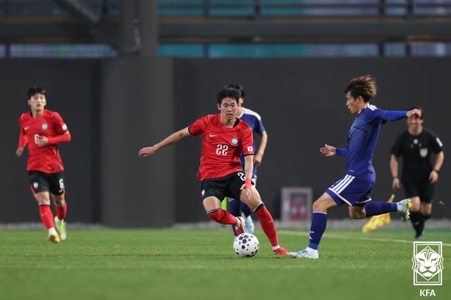 대한민국 U-23 축구대표팀 박승수가 29일 충남 천안 코리아풋볼파크에서 열린 일본 U-21 축구대표팀과 비공개 연습경기에서 드리블 돌파를 하고 있다. /사진=대한축구협회 제공