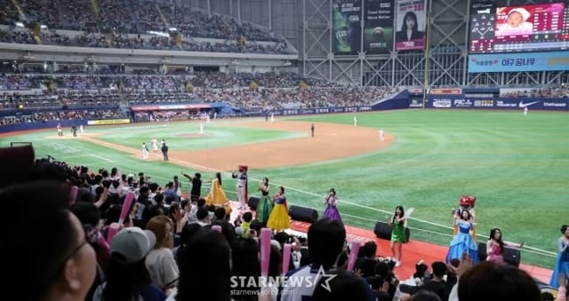 만원 관중이 들어찬 프로야구 키움 히어로즈의 홈구장 고척스카이돔. /사진=강영조 선임기자