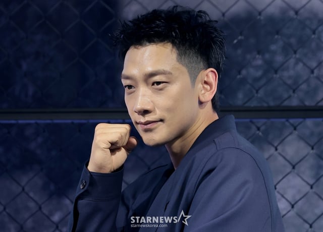 (서울=뉴스1) 권현진 기자 = 배우 징지훈(비)이 31일 오전 서울 중구 앰배서더 서울 풀만 호텔에서 열린 ‘사냥개들’ 시즌 2(극본 김주환/연출 김주환) 제작발표회에서 포즈를 취하고 있다.  ‘사냥개들’ 시즌 2는 극악무도한 불법 사채꾼 일당을 때려잡은 건우(우도환 분)와 우진(이상이 분)이 돈과 폭력이 지배하는 글로벌 불법 복싱 리그를 상대로 또 한 번 통쾌한 훅을 날리는 이야기다. 2026.3.31/뉴스1  Copyright © 뉴스1. All rights reserved. 무단 전재 및 재배포,  AI학습 이용 금지. /사진=(서울=뉴스1) 권현진 기자