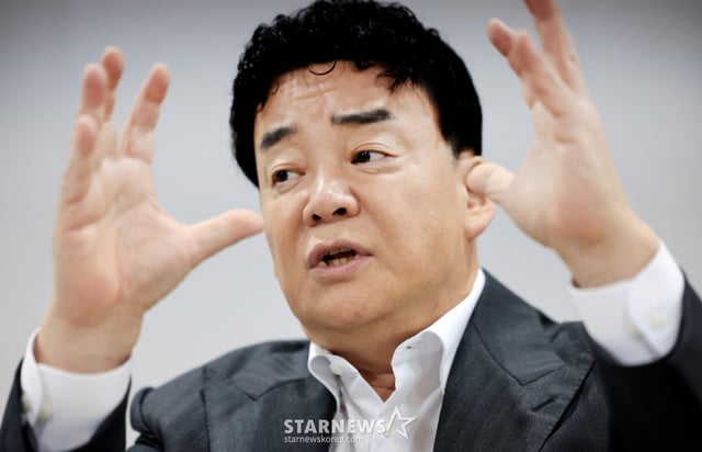 (서울=뉴스1) 이호윤 기자 = 백종원 더본코리아 대표가  31일 서울 서초구 더본코리아별관에서 열린 기자간담회에서 취재진 질문에 답변하고 있다. 2026.3.31/뉴스1  Copyright © 뉴스1. All rights reserved. 무단 전재 및 재배포,  AI학습 이용 금지. /사진=(서울=뉴스1) 이호윤 기자