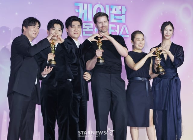 프로듀서 IDO(이유한, 곽중규, 남희동), 크리스 애플한스, 매기 강 감독, 싱어송라이터 이재가 1일 오후 서울 CGV용산아이파크몰에서 진행된 넷플릭스 영화 '케이팝 데몬 헌터스' 아카데미 수상 기념 기자간담회에 참석해 포즈를 취하고 있다. /2026.04.01 /사진=이동훈 photoguy@