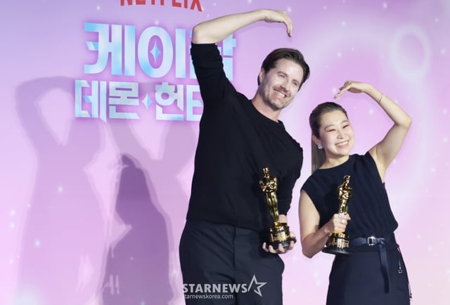 크리스 애플한스, 매기 강 감독이 1일 오후 서울 CGV용산아이파크몰에서 진행된 넷플릭스 영화 '케이팝 데몬 헌터스' 아카데미 수상 기념 기자간담회에 참석해 포즈를 취하고 있다. /2026.04.01 /사진=이동훈 photoguy@