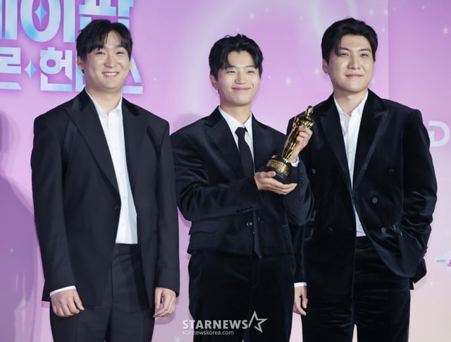 '골든'의 공동작곡가인 프로듀서 IDO(이유한, 곽중규, 남희동)가 1일 오후 서울 CGV용산아이파크몰에서 진행된 넷플릭스 영화 '케이팝 데몬 헌터스' 아카데미 수상 기념 기자간담회에 참석해 포즈를 취하고 있다. /2026.04.01 /사진=이동훈 photoguy@