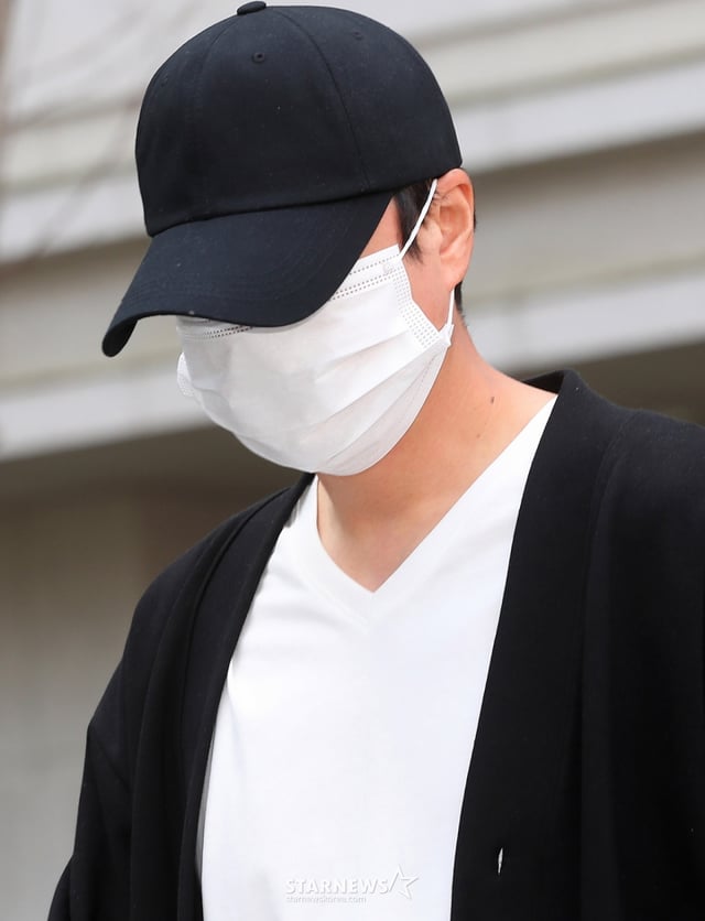만취 상태로 다른 사람의 차량을 운전하고 경찰의 음주 측정을 거부한 그룹 신화 신혜성(본명 정필교)가 15일 오전 서울 송파구 동부지방법원에서 열린 항소심 첫 공판을 마친 뒤 차량으로 향하고 있다. 2024.03.15 /사진=김창현