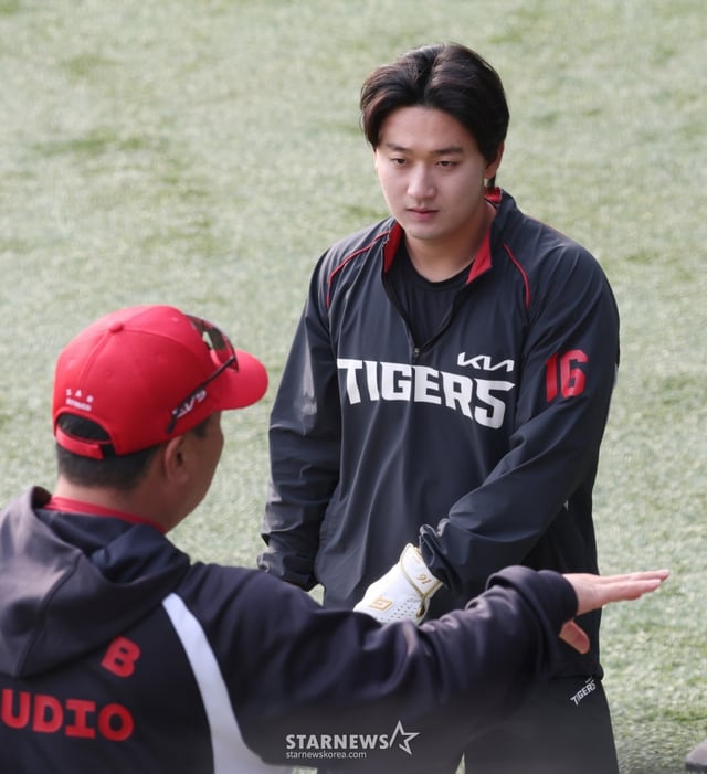 2026 신한 SOL Bank KBO리그 LG 트윈스 대 KIA 타이거즈 경기가 1일 서울 잠실야구장에서 열렸다. KIA 이범호 감독이 윤도현을 상대로 타격 특강을 하고 있다. /사진=김진경 대기자