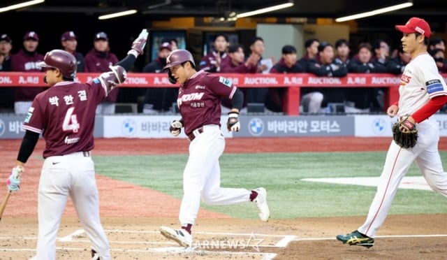 1回表、満塁で暴投を犯し失点している武田(右)。 /写真=姜永祚(カン·ヨンジョ)先任記者