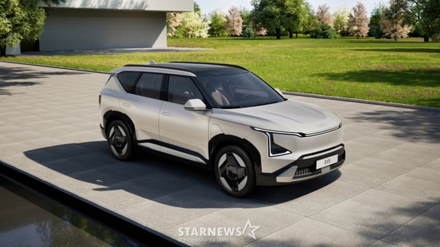 [서울=뉴시스] 기아는 8일 전동화 패밀리 SUV '더 기아 EV5'의 내외장 디자인을 공개했다. EV5는 EV6, EV9, EV3, EV4에 이어 기아가 선보이는 다섯 번째 전용 전기차로, 고객 수요가 많은 준중형급에 정통 SUV 바디타입을 적용한 모델이다. (사진=기아 제공) 2025.07.08. photo@newsis.com *재판매 및 DB 금지 /사진=류현주