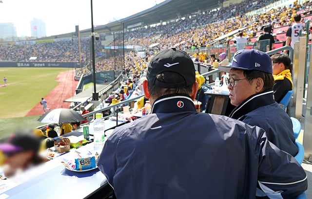 지난달 28일 잠실야구장에서 열린 KT 위즈와 LG 트윈스의 2026 KBO리그 개막전을 관전하고 있는 최휘영 문화체육관광부 장관(오른쪽). /사진=문화체육관광부