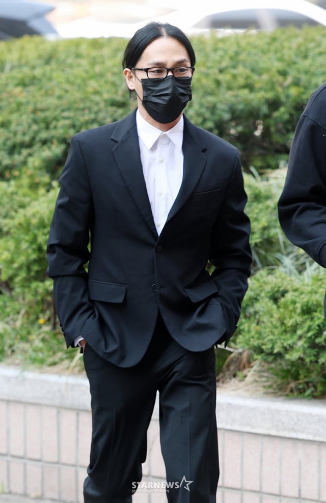 마약 투약 후 자수하며 1심 집행유예 판결을 받은 래퍼 식케이(본명 권민식)이 2일 서울서부지방법원에서 열린 마약류 관리에 관한 법률 위반 혐의 항소심 첫 공판기일에 출석하고 있다. /2026.04.02 /사진=김휘선 hwijpg@