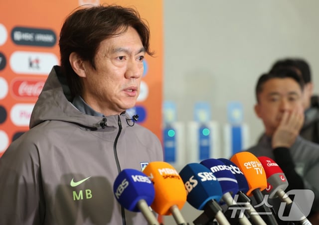 홍명보 감독이 2일 오후 인천국제공항 제2여객터미널을 통해 입국한 뒤 마이크 앞에서 취재진의 질문에 답하고 있다. /사진=뉴스1