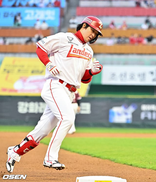 SSG 최정이 2일 투런 홈런을 터뜨리고 베이스를 돌고 있다.