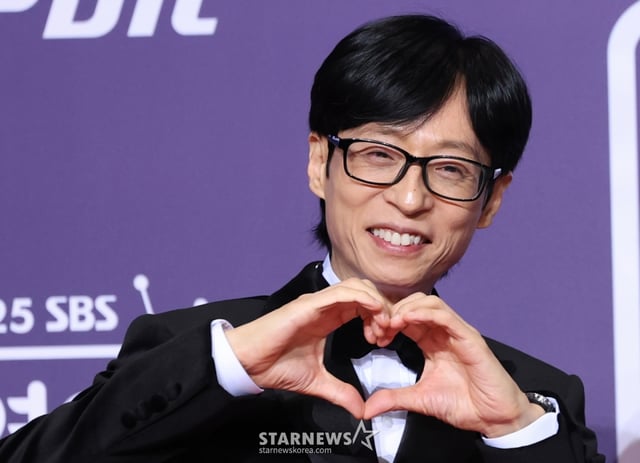 (서울=뉴스1) 권현진 기자 = '툼먼 나면' 유재석이 30일 서울 마포구 상암 SBS 프리즘 타워에서 열린 ‘2025 SBS 연예대상’ 레드카펫 행사에 참석해 포즈를 취하고 있다. 2025.12.30/뉴스1  Copyright © 뉴스1. All rights reserved. 무단 전재 및 재배포,  AI학습 이용 금지. /사진=(서울=뉴스1) 권현진 기자