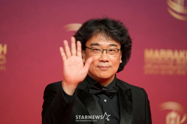[마라케시=AP/뉴시스] 봉준호 감독이 28일(현지 시간) 모로코 마라케시에서 열린 제22회 마라케시 영화제 개막식에 참석해 인사하고 있다. 봉 감독은 이 영화제에서 심사위원장을 맡았다. 2025.11.29. /사진=민경찬