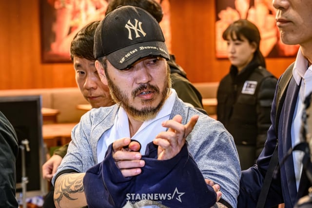 (인천공항=뉴스1) 안은나 기자 = 필리핀에서 복역 중이던 이른바 ‘텔레그램 마약왕’ 박왕열(48)이 25일 오전 인천국제공항 제2터미널을 통해 국내로 송환되고 있다.   박씨는 필리핀 교도소 수감 중에도 텔레그램을 이용해 매달 300억 원대의 마약을 국내에 유통한 혐의를 받고 있다. (공동취재) 2026.3.25/뉴스1  Copyright © 뉴스1. All rights reserved. 무단 전재 및 재배포,  AI학습 이용 금지. /사진=(인천공항=뉴스1) 안은나 기자