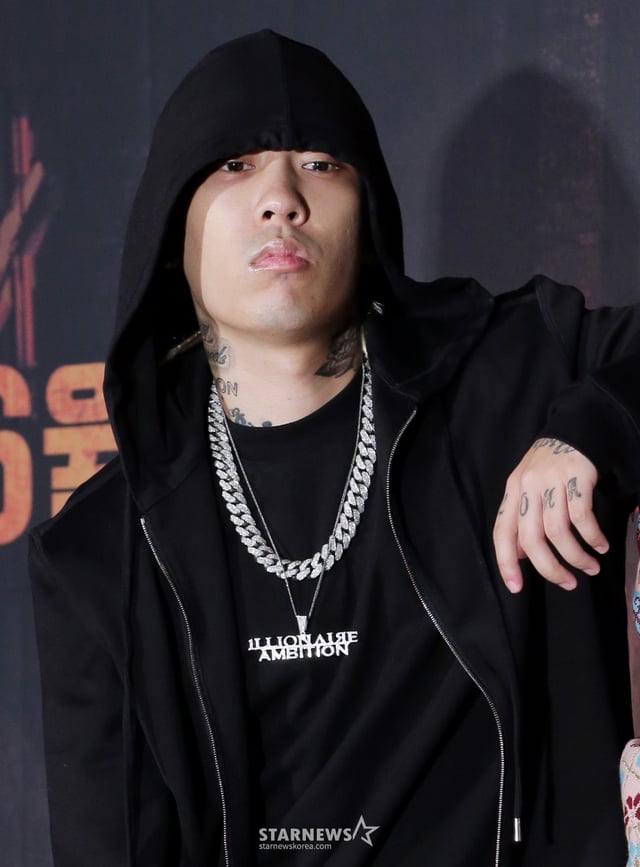 랩퍼 도끼가 30일 오전 서울 마포구 서교동 AA 디자인뮤지엄에서 진행된 엠넷 '쇼 미더 머니6' 제작발표회에 참석해 포즈를 취하고 있다. /사진=김창현 기자 chmt@