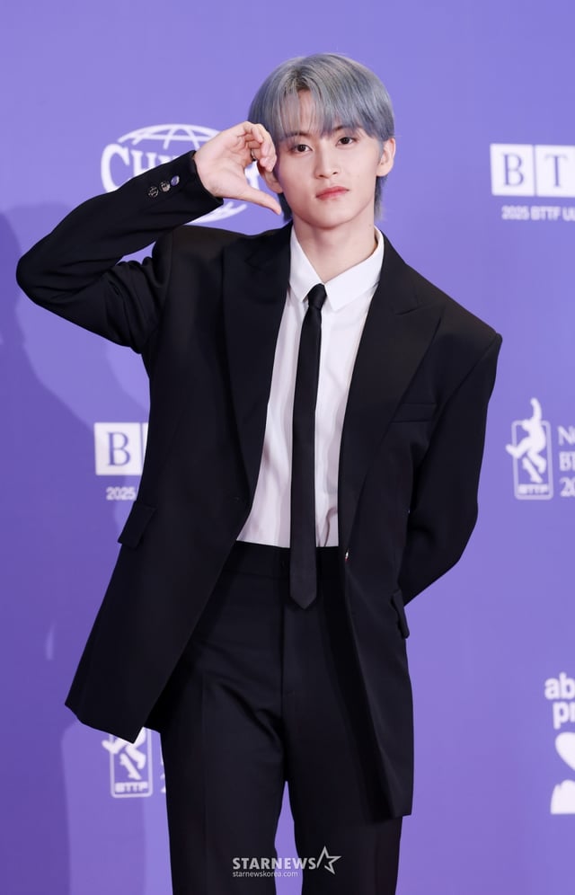 그룹 엔시티 드림(NCT DREAM) 마크가 14일 오전 서울 송파구 롯데시네마 월드타워에서 열린 정규 5집 'Go Back To The Future(고 백 투 더 퓨처)' 발매 기념 포토월에서 포즈를 취하고 있다. /2025.07.14 /사진=김휘선 hwijpg@