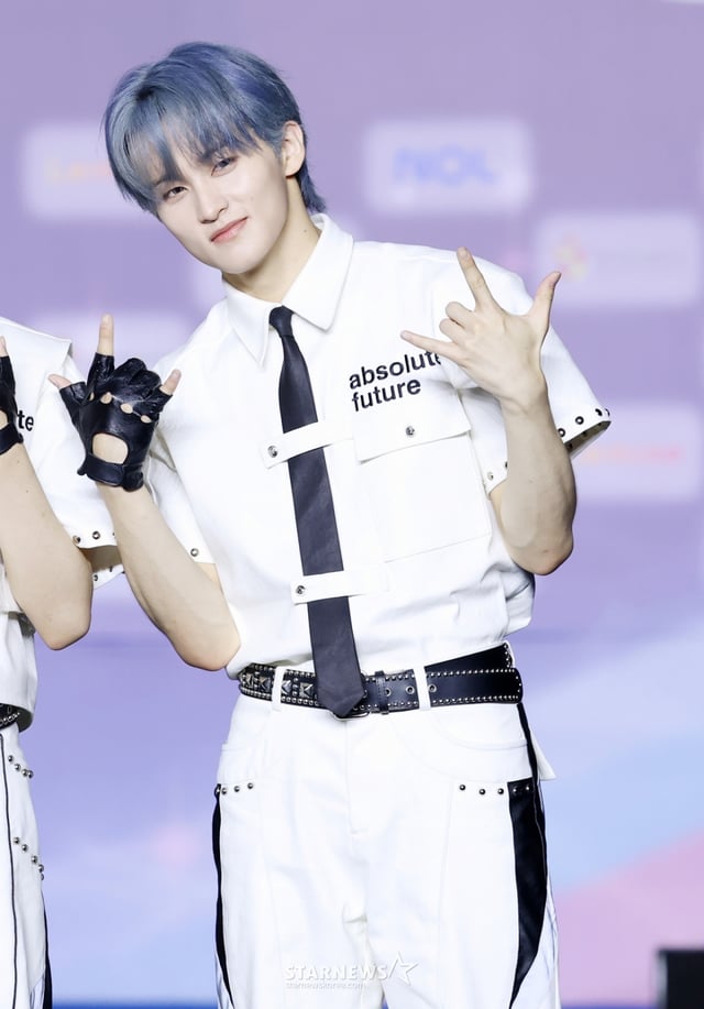 그룹 NCT드림 마크가 27일 경기 일산 킨텍스에서 진행된 2025 SBS 가요대전 썸머 블루카펫 행사에 참석해 포즈를 취하고 있다. /2025.07.27 /사진=김휘선 hwijpg@