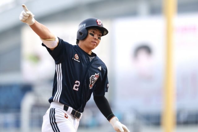 두산 베어스 김민석이 지난 3월 29일 창원 NC파크에서 열린 NC 다이노스와 2026 신한 SOL KBO 리그 정규시즌 원정 경기에서 8회 역전 스리런포를 터트린 뒤 그라운드를 돌고 있다. /사진=두산 베어스 제공