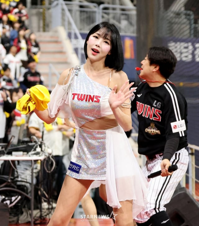 YTCチアリーディングウェア 上着4L スカート5LインナーパンツLL フォト] 「ずっと空中浮遊が～」～' LGチアリーダー チャ・ヨンヒョン